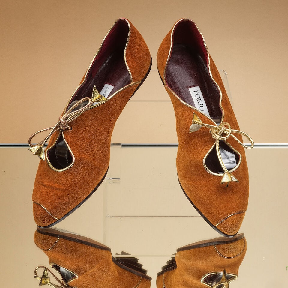 Tokio Kumagaï, circa 1985/1990. Paire de ballerines ouvertes en veau velours caramel, lacet... (1 of 1)