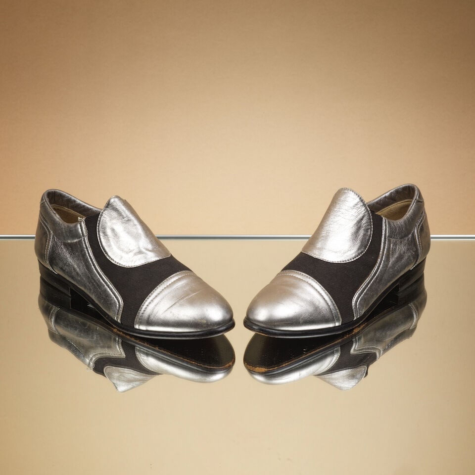 Tokio Kumagaï, circa 1990. Paire de mocassins en cuir argent et toile élastique noire.... (1 of 1)