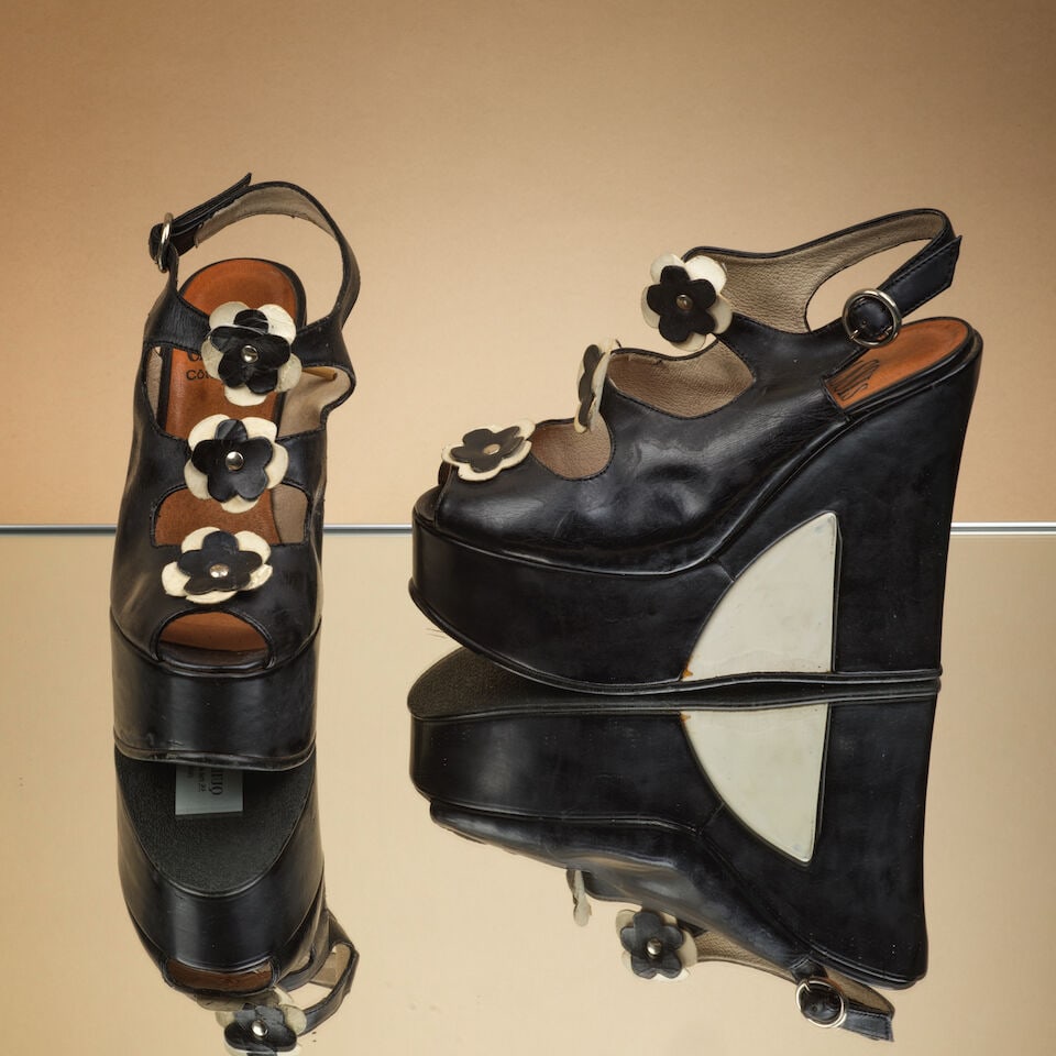 Cassis, Côte d'Azur, circa 1970. Paire de sandales ouvertes compensées, effet trompe l...: Cassis, Côte d'Azur, circa 1970. Paire de sandales ouvertes compensées, effet trompe l'oeil, en vernis noir et blanc. Cassis, Côte d'Azur, circa 1970. Pair of open-toe wedge sandals