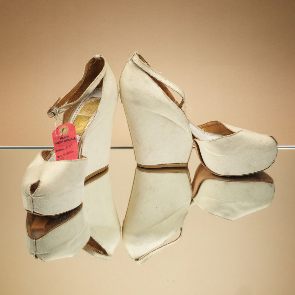 Martin Margiela, Ligne 22, Printemps-Eté 2007. Paire de sandales à brides en lin blanc...: Martin Margiela, Ligne 22, Printemps-Eté 2007. Paire de sandales à brides en lin blanc, plateforme et compensées. Martin Margiela, Line 22, Spring-Summer 2007. Pair of white linen strap