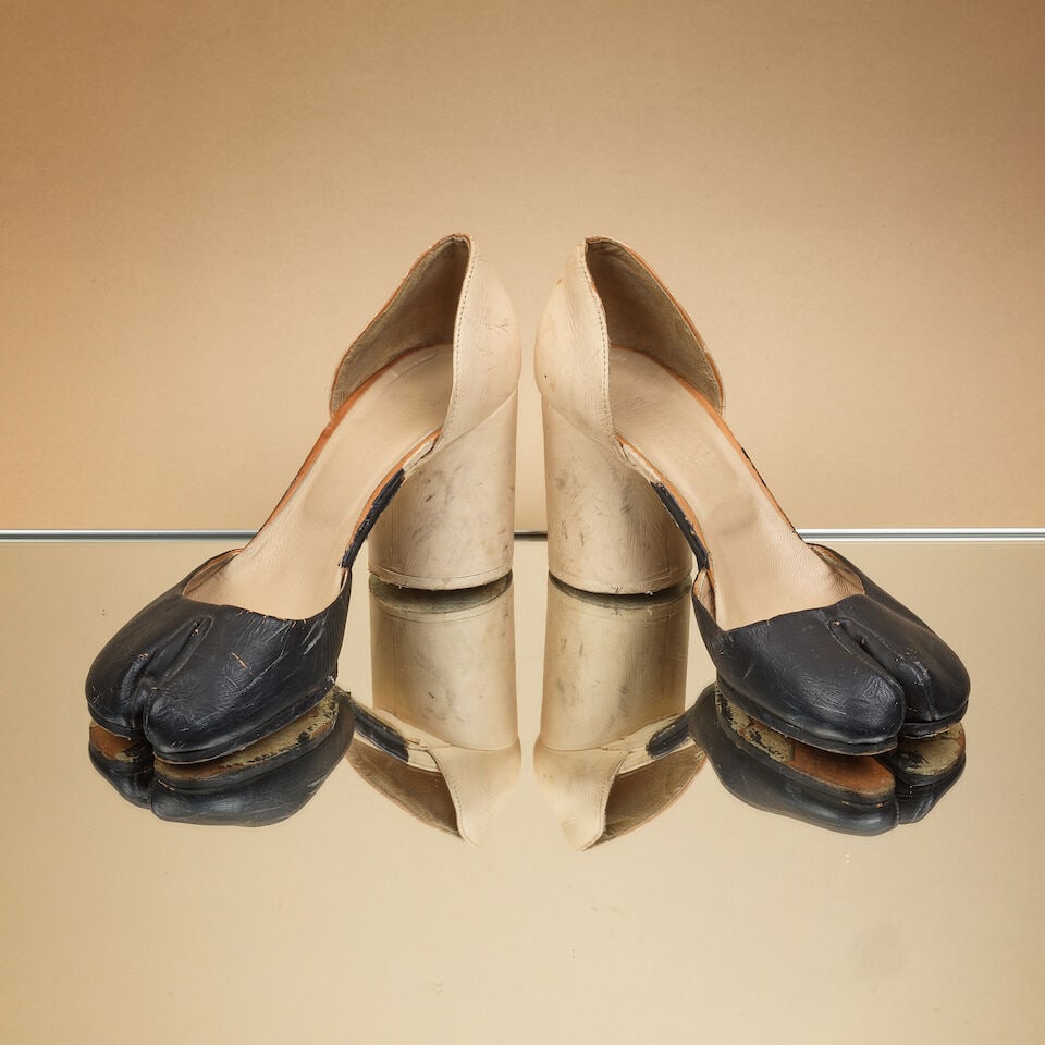 Martin Margiela, Ligne 1, Printemps-Eté 2004. Paire de tabies peintes noire et beige, talon...: Martin Margiela, Ligne 1, Printemps-Eté 2004. Paire de tabies peintes noire et beige, talon cylindrique. Martin Margiela, Line 1, Spring/Summer 2004. A pair of black and beige painted loafers