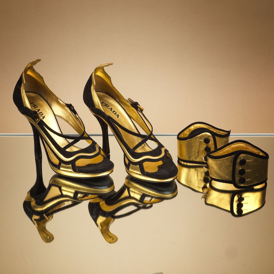 Prada, circa 2000. Paire de sandales ouvertes du soir en daim noir et cuir métallisé o... - 2