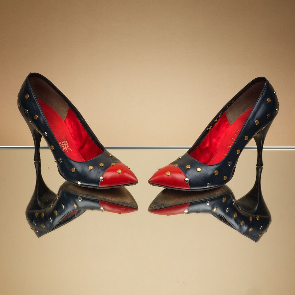 Herbert Levine, circa 1955/1960. Paire d'escarpins bicolores marine et rouge, pastilles doré... (1 of 1)