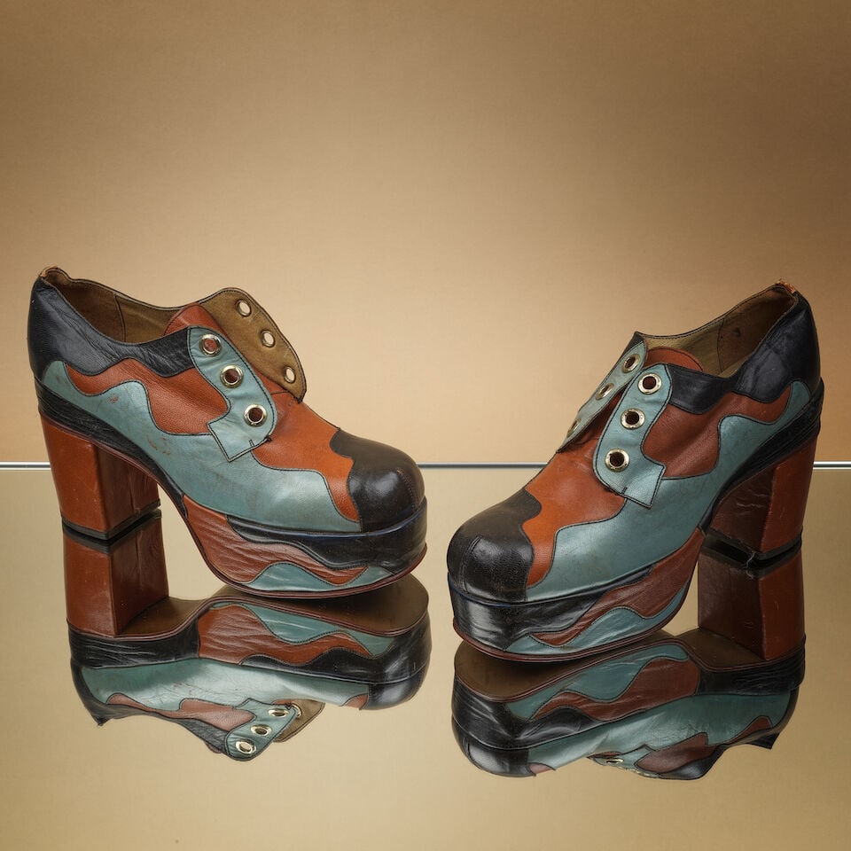 Antonio Fluxa pour Harbor, circa 1970/1975. Paire de richelieu Homme sur plateformes et talon en...: Antonio Fluxa pour Harbor, circa 1970/1975. Paire de richelieu Homme sur plateformes et talon en cuir tricolore. Antonio Fluxa for Harbor, circa 1970-1975. Men's brogues with platform soles and a