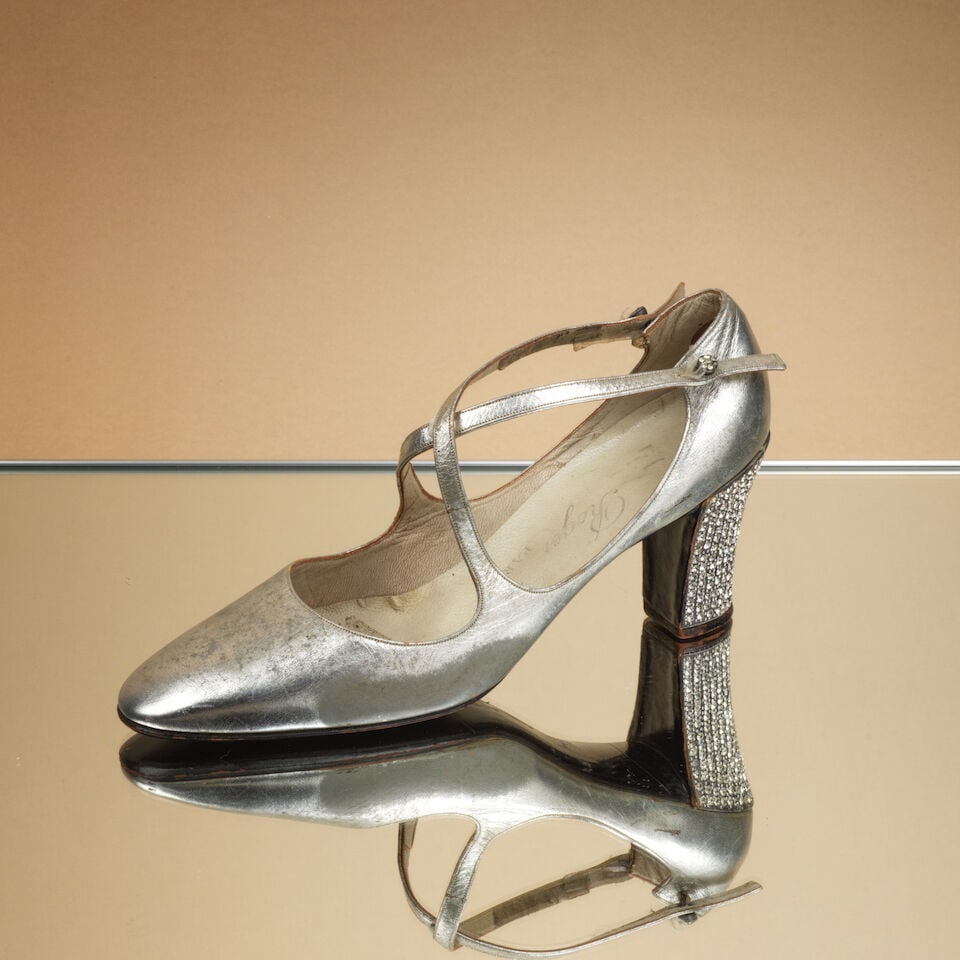 Roger Vivier, circa 1968. Prototype. une sandale du soir à brides croisées en cuir m&#...: Roger Vivier, circa 1968. Prototype. une sandale du soir à brides croisées en cuir métallisé argent et strass. Roger Vivier, circa 1968. Prototype. An evening sandal with criss-cro