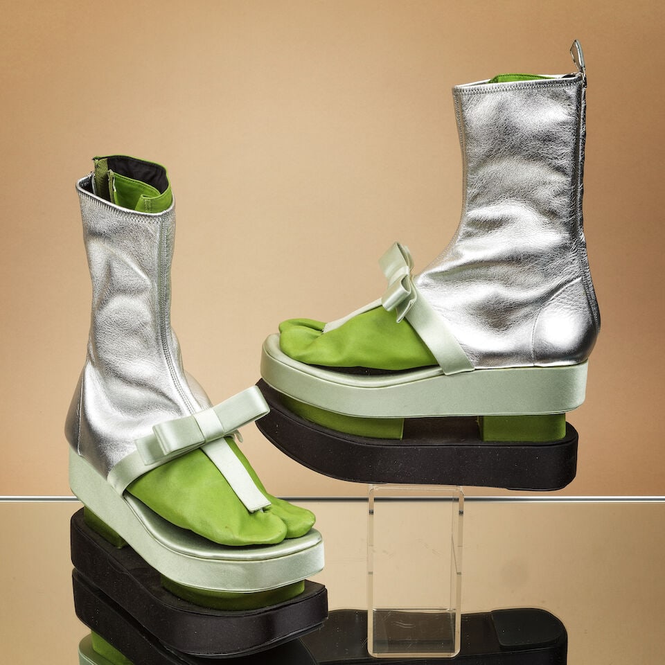 Prada, circa 2000. Paire de double chaussures d'inspiration japonaise en cuir argent et vert. Pr... (1 of 1)