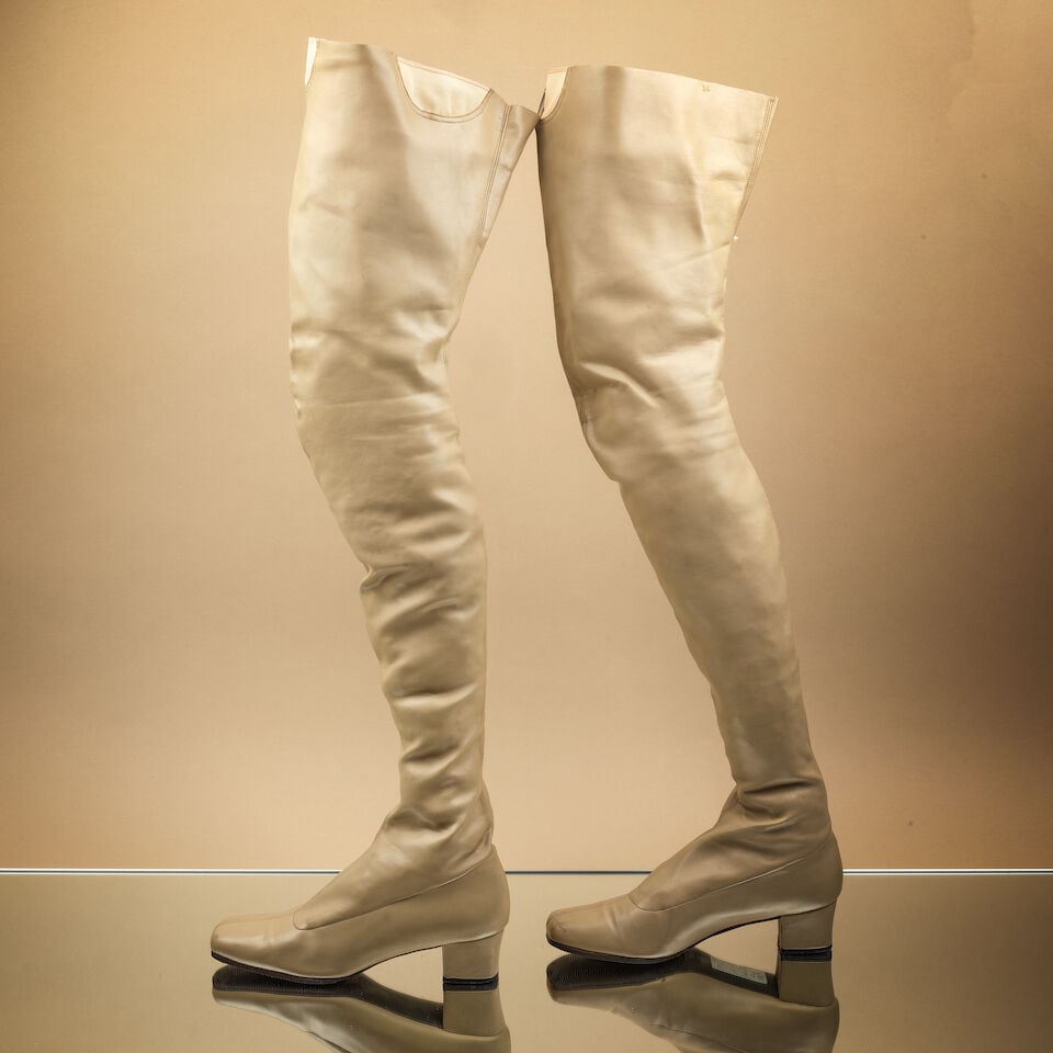 Adige (attribué à), circa 1966/1968. Paire de cuissardes sur ballerines en vinyle beig...: Adige (attribué à), circa 1966/1968. Paire de cuissardes sur ballerines en vinyle beige. Adige (attributed to), circa 1966-1968. A pair of thigh-high boots with ballet flats in beige