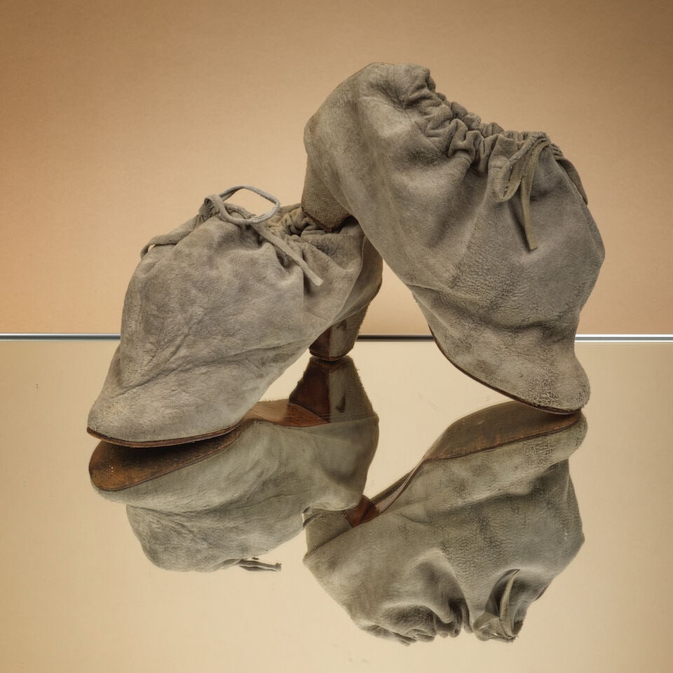 World End & Westwood, Buffalo girl, Automne-Hiver 1982. Paire d'escarpins sac coulissé en d...: World End & Westwood, Buffalo girl, Automne-Hiver 1982. Paire d'escarpins sac coulissé en daim gris. World End & Westwood, Buffalo Girl, Autumn-Winter 1982. A pair of grey suede slip-on