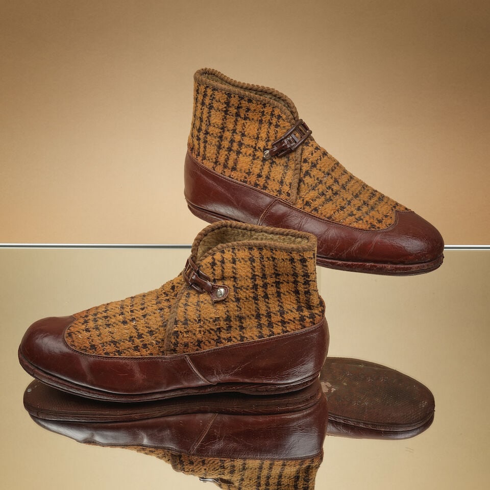 Anonyme, circa 1940. Paire de souliers montants d'homme en cuir marron et lainage pied de poule,...: Anonyme, circa 1940. Paire de souliers montants d'homme en cuir marron et lainage pied de poule, semelle en gomme. Anonymous, circa 1940. A pair of men's high-top shoes in brown leather and houndstoot