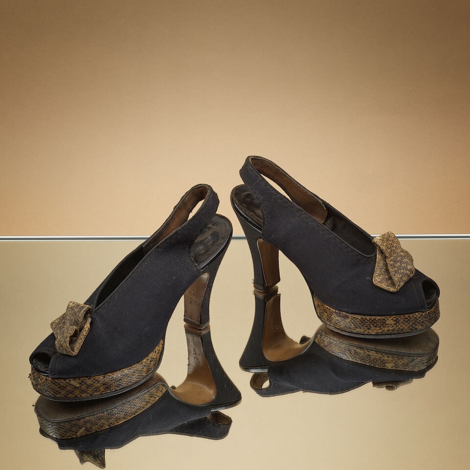 Lo Verdi New York, circa 1938/1940. Paire de sandales ouvertes à brides en reps noir et pyt...: Lo Verdi New York, circa 1938/1940. Paire de sandales ouvertes à brides en reps noir et python naturel. Lo Verdi New York, circa 1938/1940. A pair of open-toe strappy sandals in black rep and