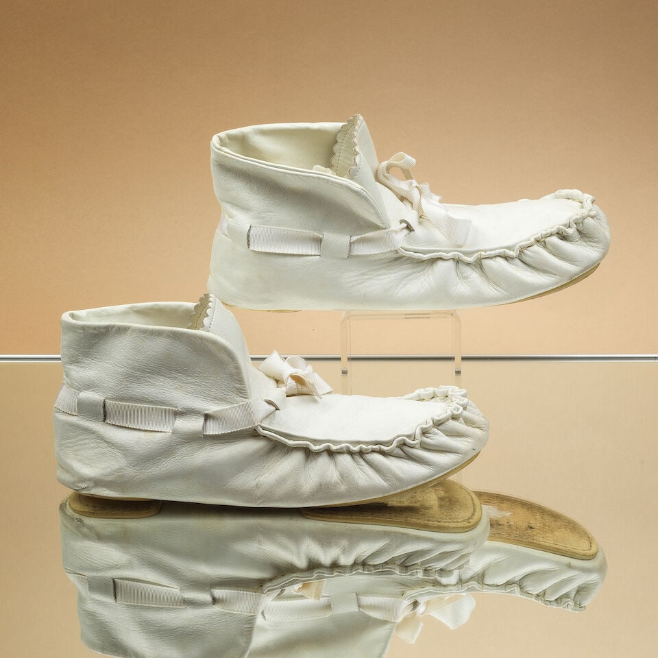 Comme des Garçons, circa 1983. Paire de mocassins montants en cuir blanc. Comme des Gar...: Comme des Garçons, circa 1983. Paire de mocassins montants en cuir blanc. Comme des Garçons, circa 1983. Pair of white leather high-top loafers. Griffe au tampon Label with stamp Parfait
