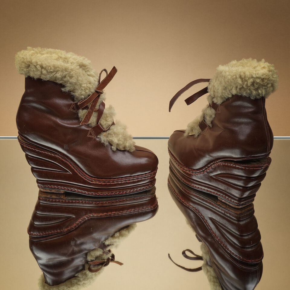 Anonyme, circa 1940. Paire de bottines en cuir cognac et mouton, semelle compensée à e...: Anonyme, circa 1940. Paire de bottines en cuir cognac et mouton, semelle compensée à effet amortisseur. Anonymous, circa 1940. A pair of cognac-coloured leather and sheepskin ankle boots wit