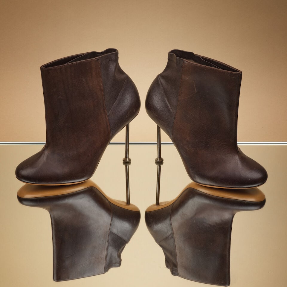 Martin Margiela, Ligne 22, circa 2010. Paire de bottines en cuir marron, talon clou.Martin Margi...: Martin Margiela, Ligne 22, circa 2010. Paire de bottines en cuir marron, talon clou. Martin Margiela, Line 22, circa 2010. A pair of brown leather ankle boots with a studded heel. Griffe sur la