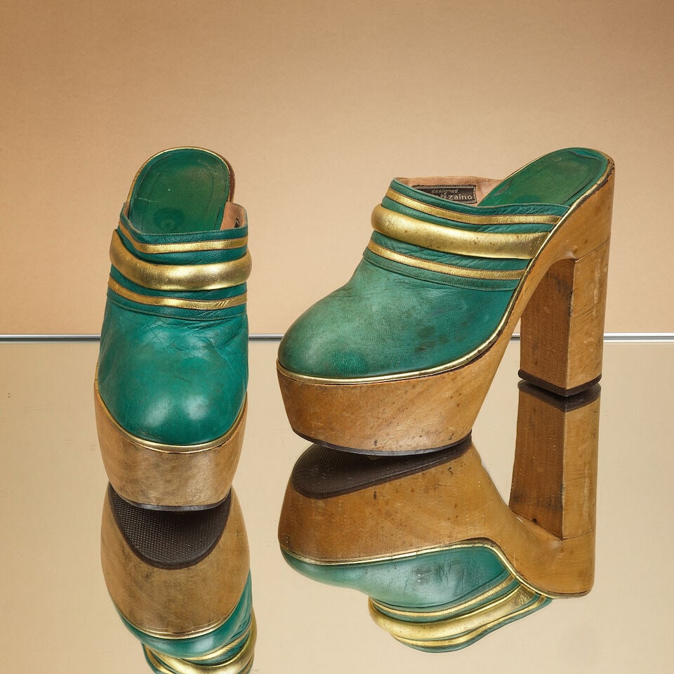 Designed by Mario Zaino, circa 1972. Paire de sabots en cuir vert et or sur plateforme en bois, ... (1 of 1)