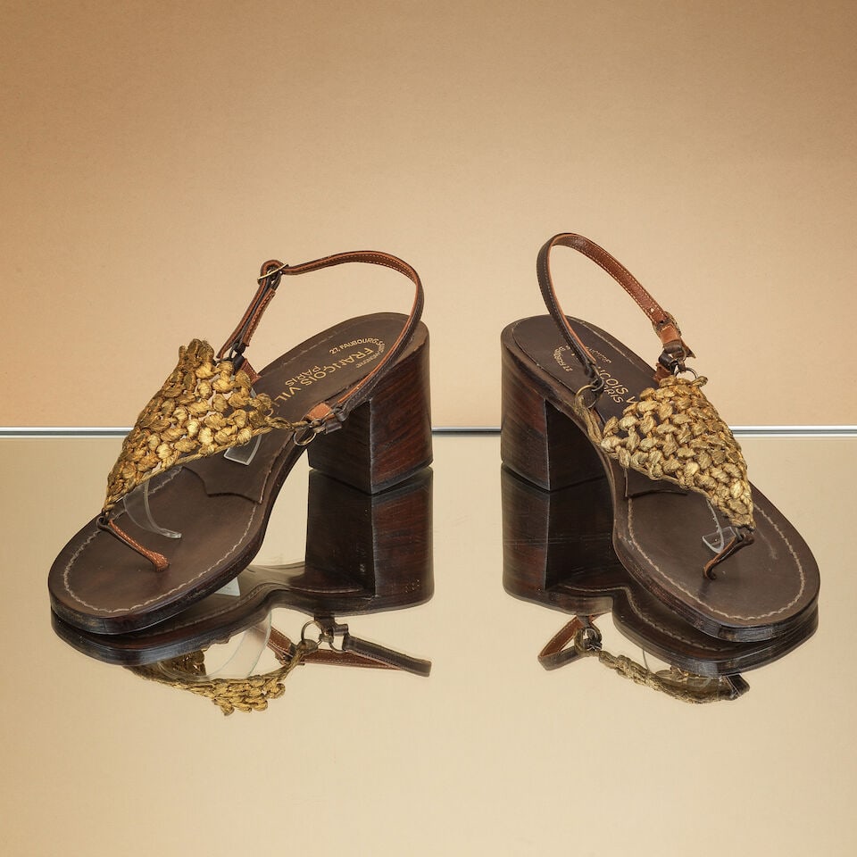 François Villon, circa 1970. Paire de sandales à brides, fils métalliques or tres...: François Villon, circa 1970. Paire de sandales à brides, fils métalliques or tressés, talon carré. François Villon, circa 1970. Pair of strappy sandals, gold braided meta