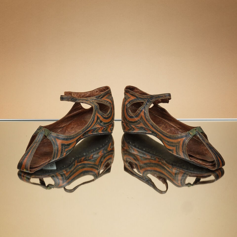 Anonyme, circa 1880/1900. Paire de sandales ouvertes d'inspiration égyptomania, cuir peint.... (1 of 1)