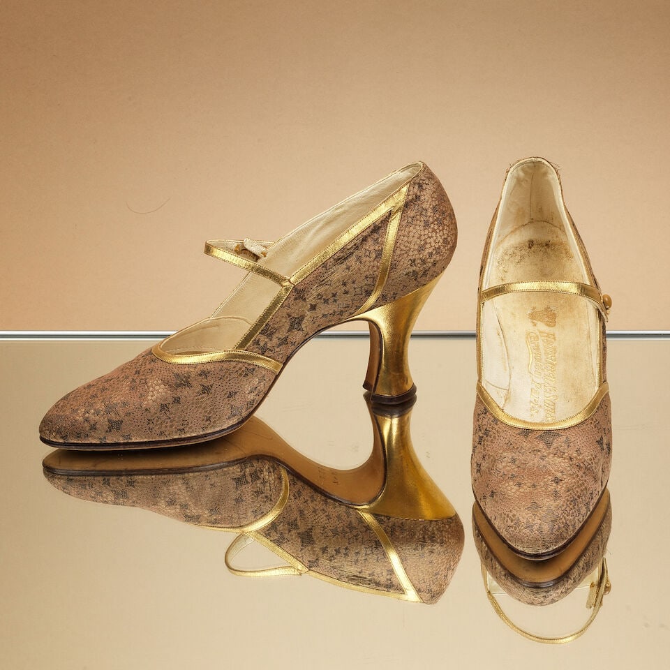 Hellstern & Sons, circa 1925. Paire de salomés du soir en soie et cuir métallisé ...: Hellstern & Sons, circa 1925. Paire de salomés du soir en soie et cuir métallisé or, talon bobine. Hellstern & Sons, circa 1925. Pair of evening loafers in silk and gold metallic