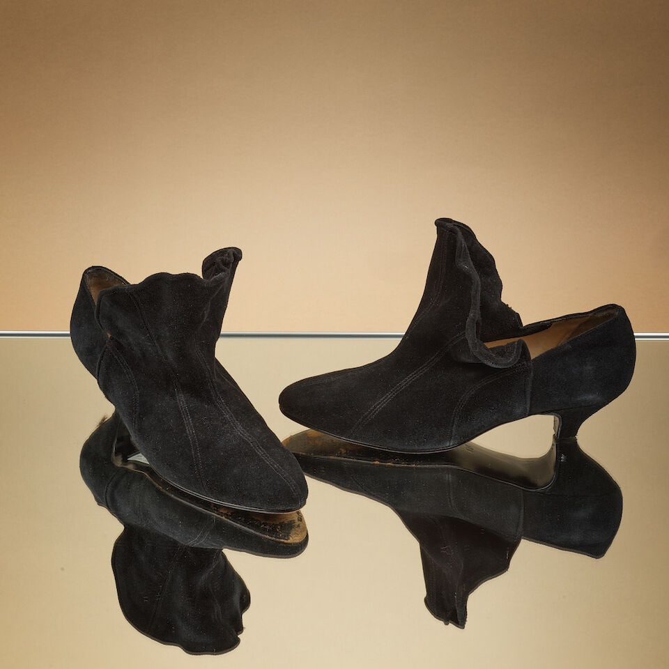 Tokio Kumagaï, circa 1985/1990. Paire de mocassins à talons d'inspiration Louis XIV en...: Tokio Kumagaï, circa 1985/1990. Paire de mocassins à talons d'inspiration Louis XIV en daim noir. Tokio Kumagai, circa 1985-1990. A pair of Louis XIV-inspired heeled moccasins in black suede