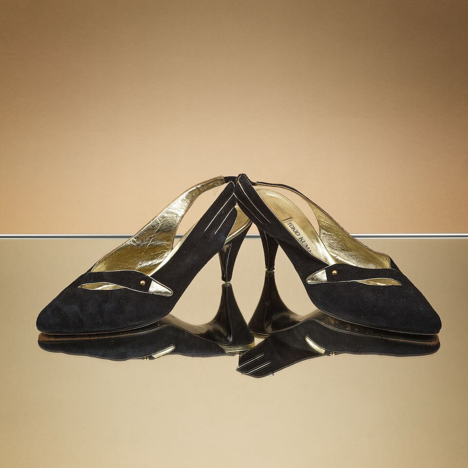 Tokio Kumagaï, circa 1985/1990. Paire d'escarpins ouverts cygne en daim noir et cuir mé...: Tokio Kumagaï, circa 1985/1990. Paire d'escarpins ouverts cygne en daim noir et cuir métallisé or. Tokio Kumagaï, circa 1985/1990. A pair of open-toe 'swan' heels in black suede an
