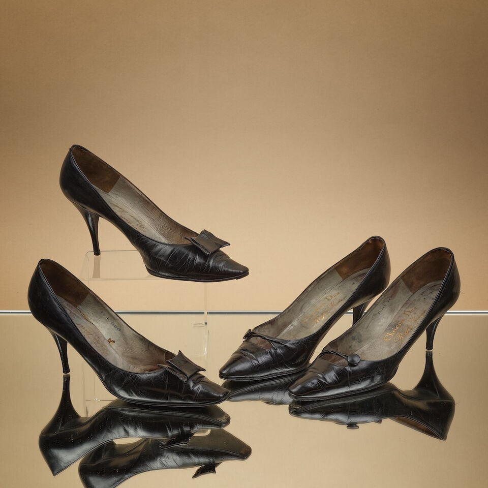 Christian Dior créé par Roger Vivier, circa 1958/1960. Deux paires d'escarpins en cuir...: Christian Dior créé par Roger Vivier, circa 1958/1960. Deux paires d'escarpins en cuir noir et verni ,noir. Christian Dior created by Roger Vivier, circa 1958/1960. Two pairs of pumps in
