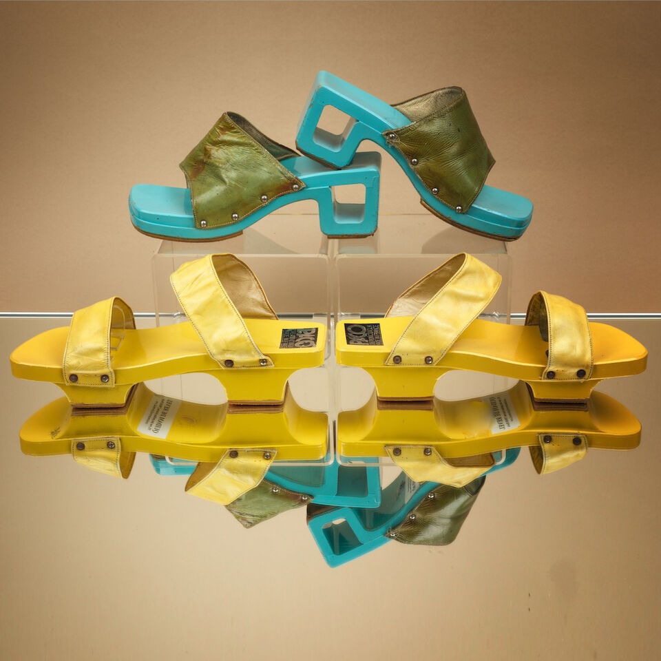 Paco Création C.Uglick, circa 1973. Deux Paires de nu-pieds ouvertes, bleues et jaunes, sem...: Paco Création C.Uglick, circa 1973. Deux Paires de nu-pieds ouvertes, bleues et jaunes, semelles bois. Paco Création C. Uglick, circa 1973. Two pairs of open-toed sandals, blue and yellow, w