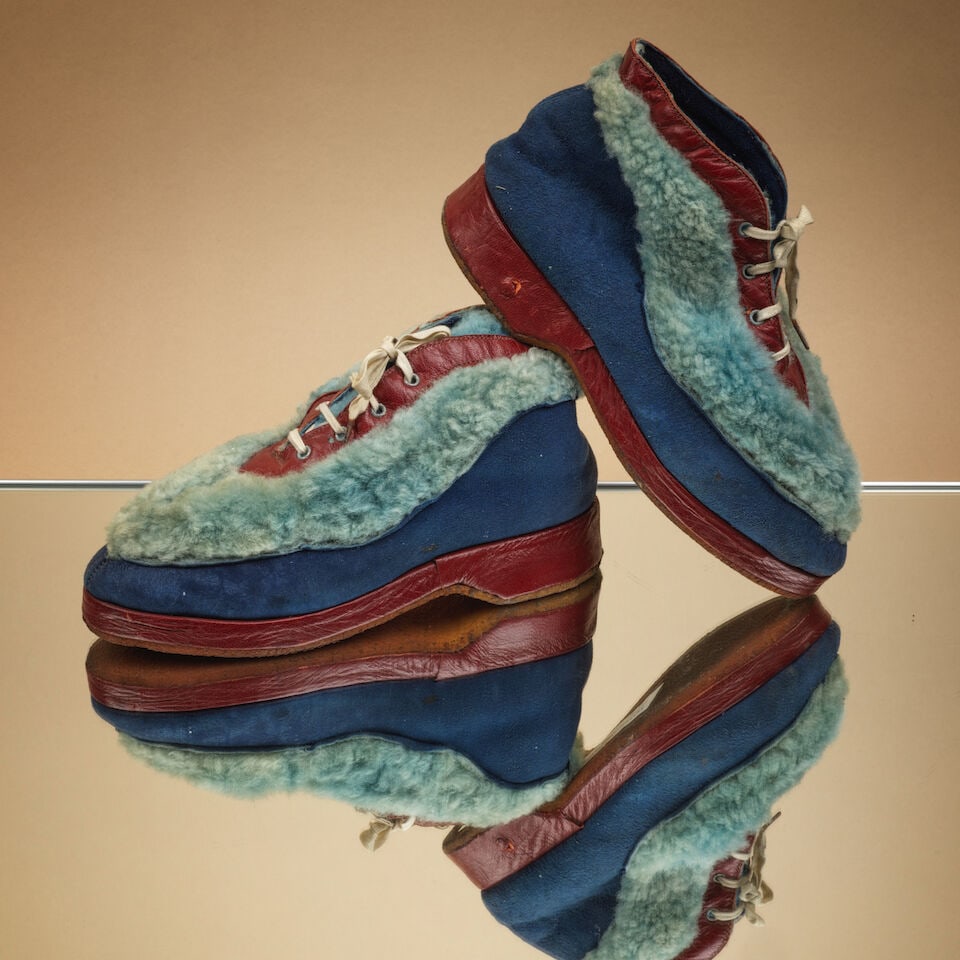 Anonyme, circa 1940. Paire de souliers montants d'Hiver tricolore en mouton retourné bleu e...: Anonyme, circa 1940. Paire de souliers montants d'Hiver tricolore en mouton retourné bleu et vernis rouge, lacets blancs. Anonymous, circa 1940. Pair of tricolour winter boots in blue sheepskin a