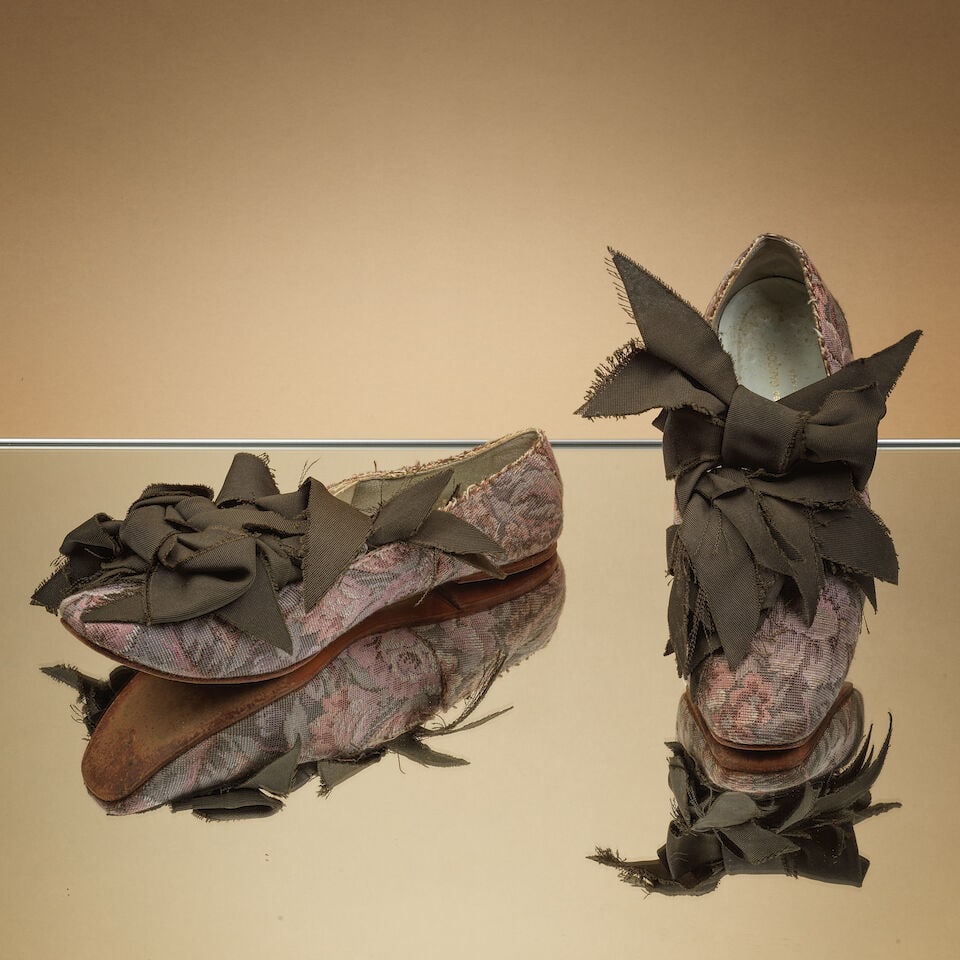 Comme des Garçons, Printemps-Eté 2000. Paire de ballerines en tissu tapisserie et ruba...: Comme des Garçons, Printemps-Eté 2000. Paire de ballerines en tissu tapisserie et rubans kaki façon marquis. Comme des Garçons, Spring-Summer 2000. Pair of ballerina flats in tapes