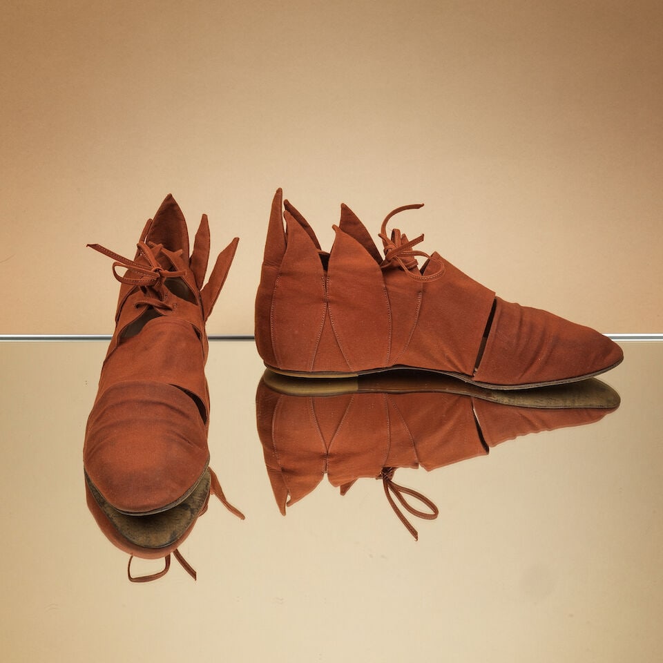 Romeo Gigli, circa 1990. Paire de poulaines ouvertes en reps rouille. Romeo Gigli, circa 1990. P... (1 of 1)