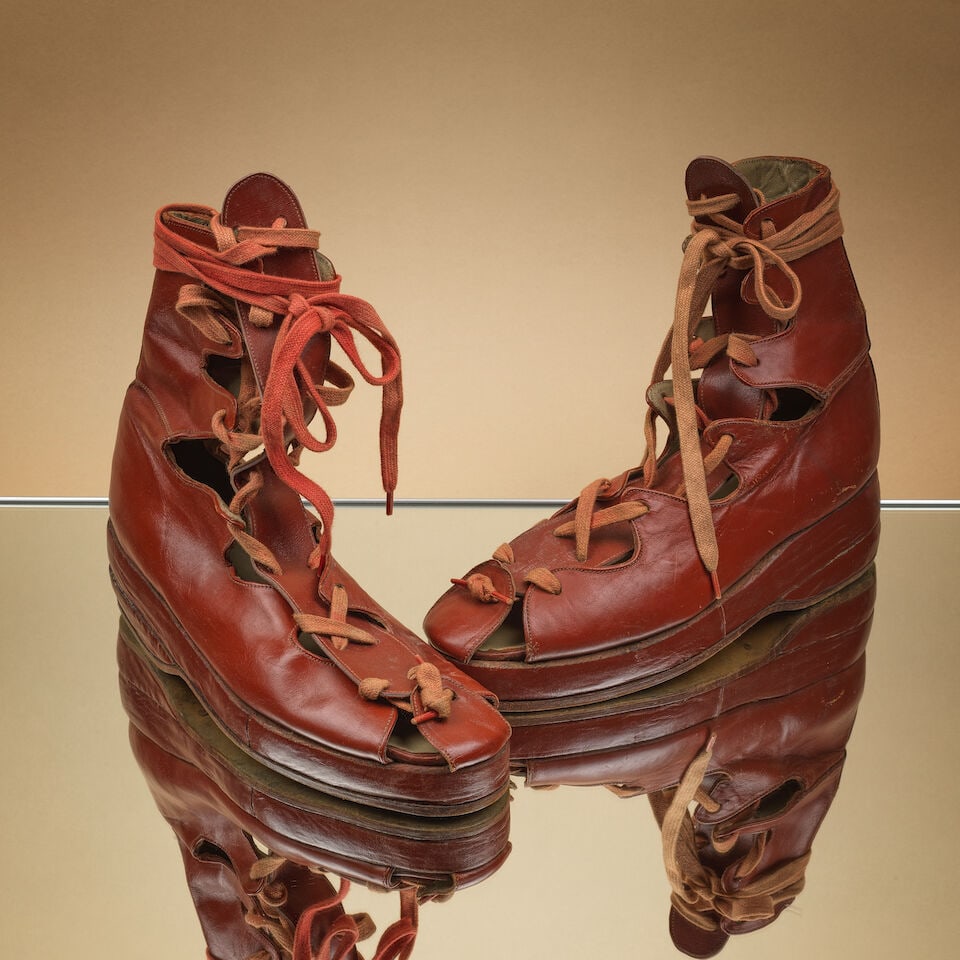 Anonyme, circa 1940. Paire de bottines ouvertes homme, spartiates sur plateforme, cuir fauve et ...: Anonyme, circa 1940. Paire de bottines ouvertes homme, spartiates sur plateforme, cuir fauve et laçage. Anonymous, circa 1940. Pair of open-toed gladiator-style platform ankle boots, in fawn leat