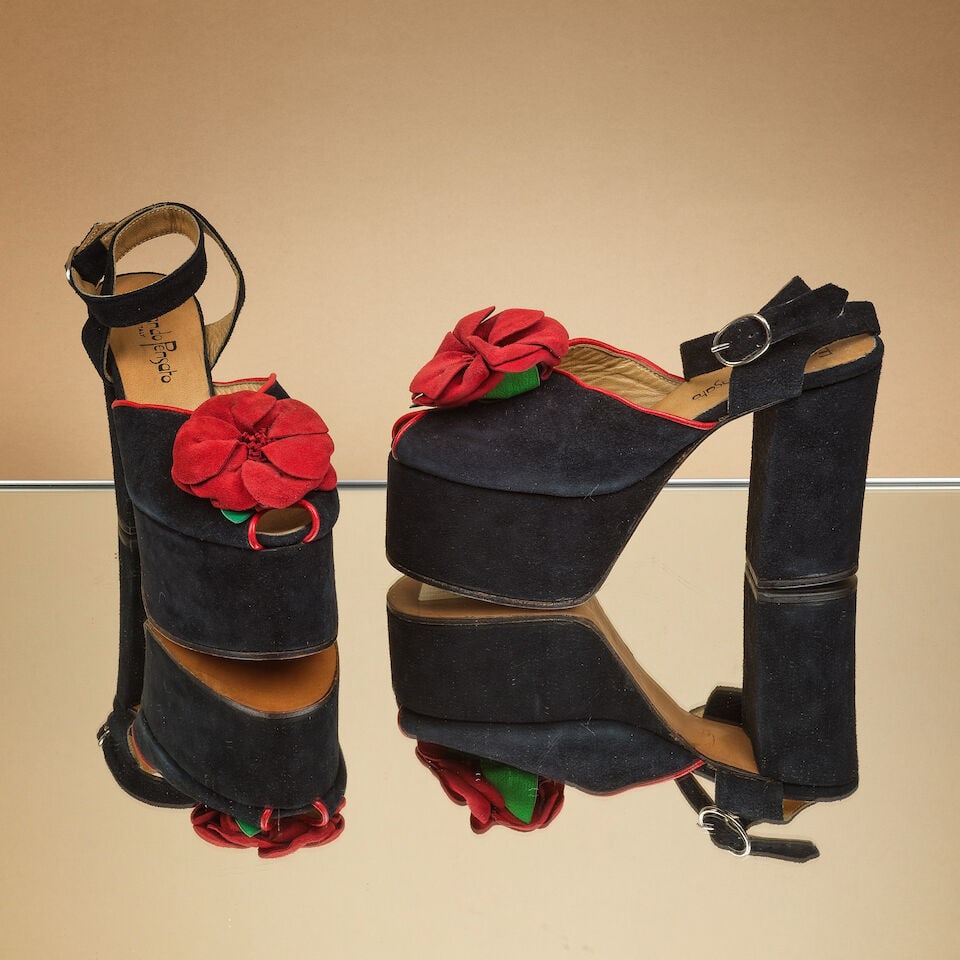 Fernando Pensato, circa 1975. Paire de sandales à brides sur plateformes à talons en v...: Fernando Pensato, circa 1975. Paire de sandales à brides sur plateformes à talons en veau velours noir, fleur rouge. Fernando Pensato, circa 1975. Pair of strappy sandals with platform