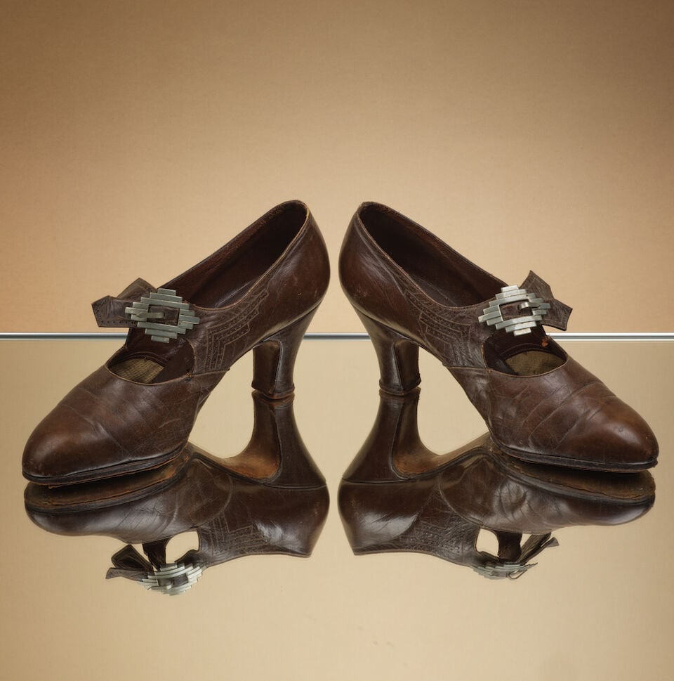 Finoki, circa 1925. Paire de trotteurs en cuir marron, boucle en métal; talon bobine. Finok...: Finoki, circa 1925. Paire de trotteurs en cuir marron, boucle en métal; talon bobine. Finoki, circa 1925. Pair of brown leather loafers with metal buckles and bobbin heels. Griffe au tampon or