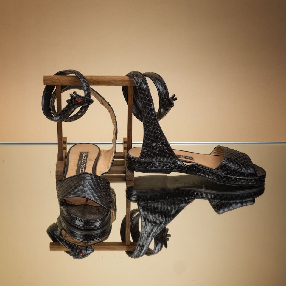 Maud Frizon, circa 1985. Paire de nu-pieds girafes en python noir. Maud Frizon, circa 1985. Pair...: Maud Frizon, circa 1985. Paire de nu-pieds girafes en python noir. Maud Frizon, circa 1985. Pair of black python giraffe sandals. Griffe noire, graphisme blanc sur la première semelle. Black labe