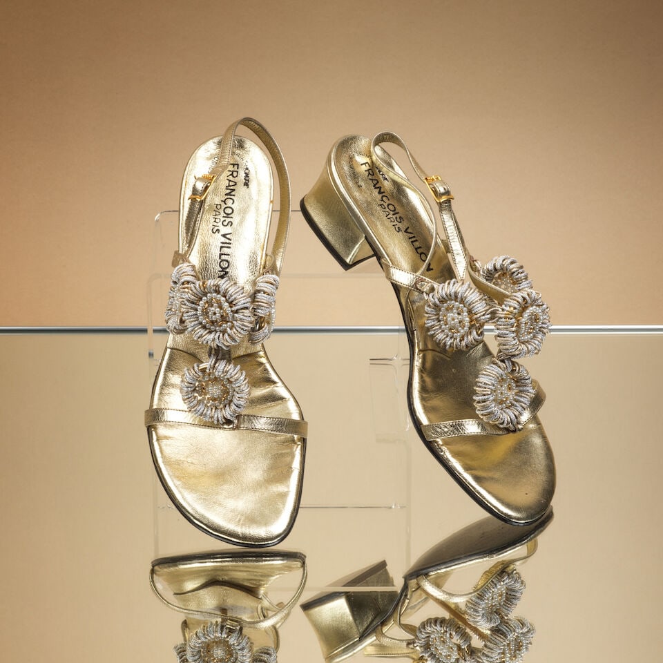 François Villon, circa 1968. Paire de nu-pieds du soir en cuir métallisé or et pe...: François Villon, circa 1968. Paire de nu-pieds du soir en cuir métallisé or et perles. François Villon, circa 1968. Pair of gold metallic leather and pearl evening sandals. 