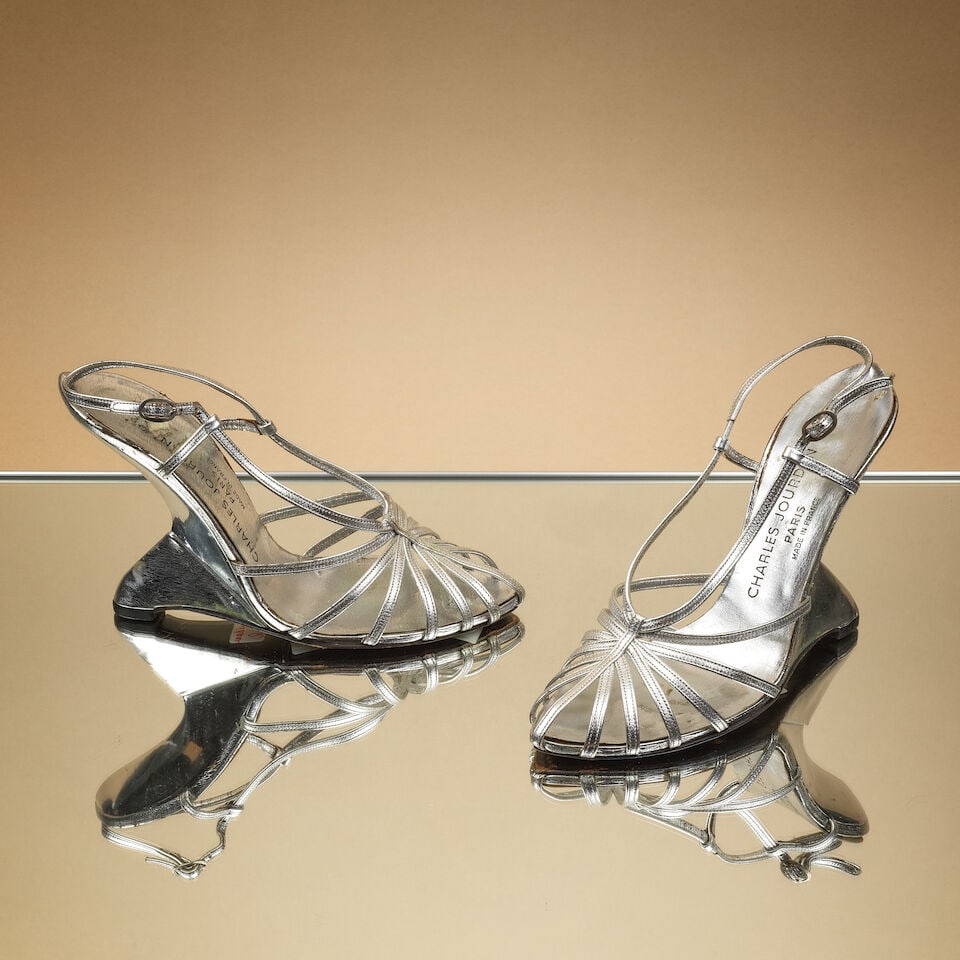 Charles Jourdan, Printemps-Eté 1980. Paire de sandales à brides en cuir métallis&...: Charles Jourdan, Printemps-Eté 1980. Paire de sandales à brides en cuir métallisé argent, talon compense sculpture. Charles Jourdan, Spring/Summer 1980. A pair of strappy sandals