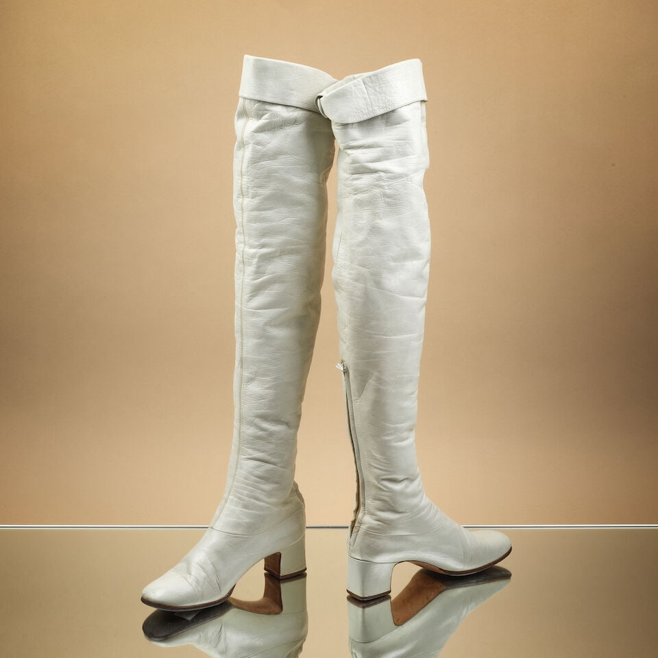 François Villon, circa 1966/1968. Paire de cuissardes en cuir blanc.François Villon, c...: François Villon, circa 1966/1968. Paire de cuissardes en cuir blanc. François Villon, circa 1966-1968. A pair of white leather thigh-high boots. Griffe blanche, Graphisme noir White