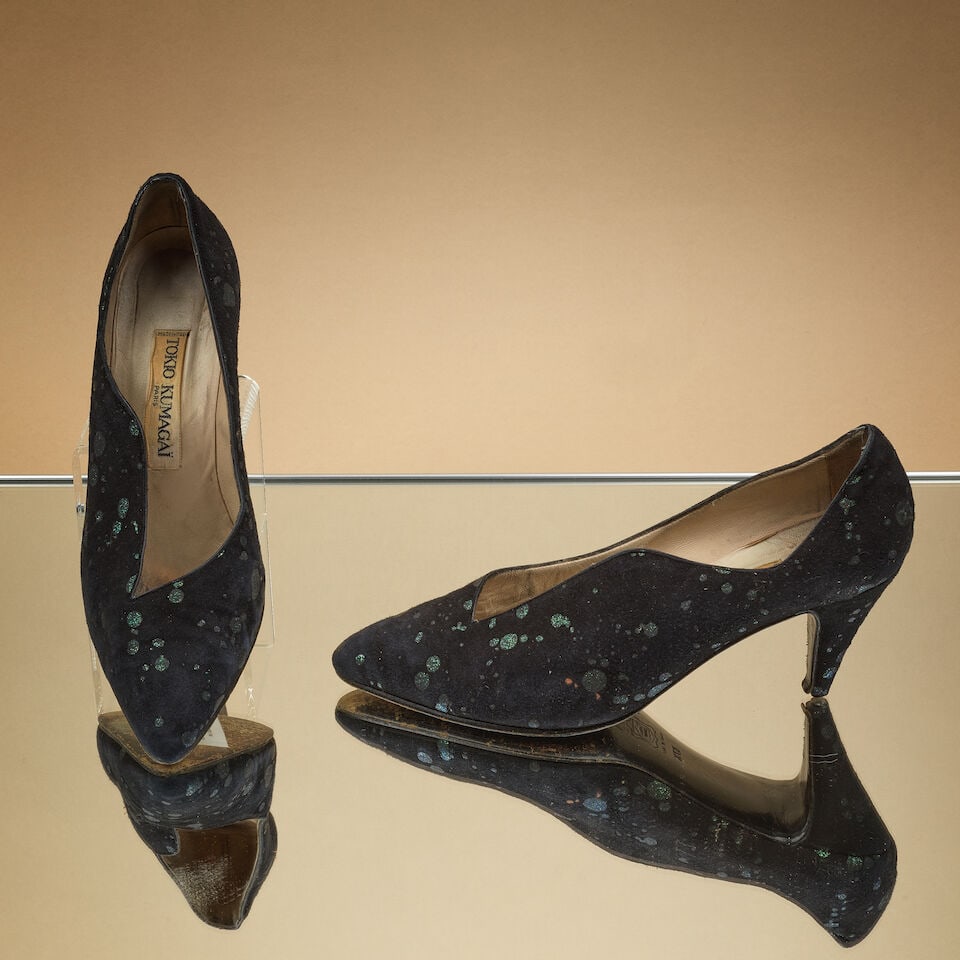 Tokio Kumagaï, collection Arty, circa 1985/1990. Paire d'escarpins en veau velours noir tac...: Tokio Kumagaï, collection Arty, circa 1985/1990. Paire d'escarpins en veau velours noir tacheté paillettes. Tokio Kumagaï, Arty collection, circa 1985-1990. A pair of black suede pumps