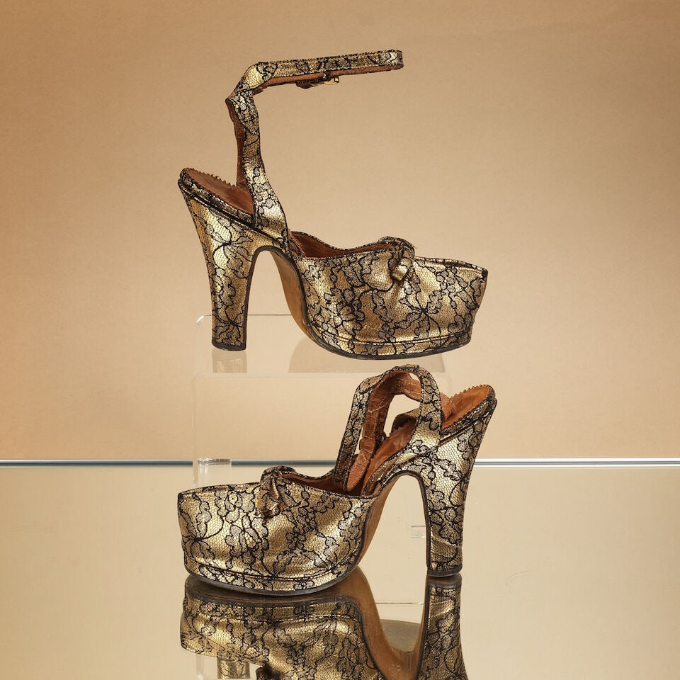 Anonyme, circa 1940. Paire de sandales du soir à brides en cuir or à motif de dentelle...: Anonyme, circa 1940. Paire de sandales du soir à brides en cuir or à motif de dentelle mécanique noire. Anonymous, circa 1940. Pair of evening sandals with gold leather straps and black