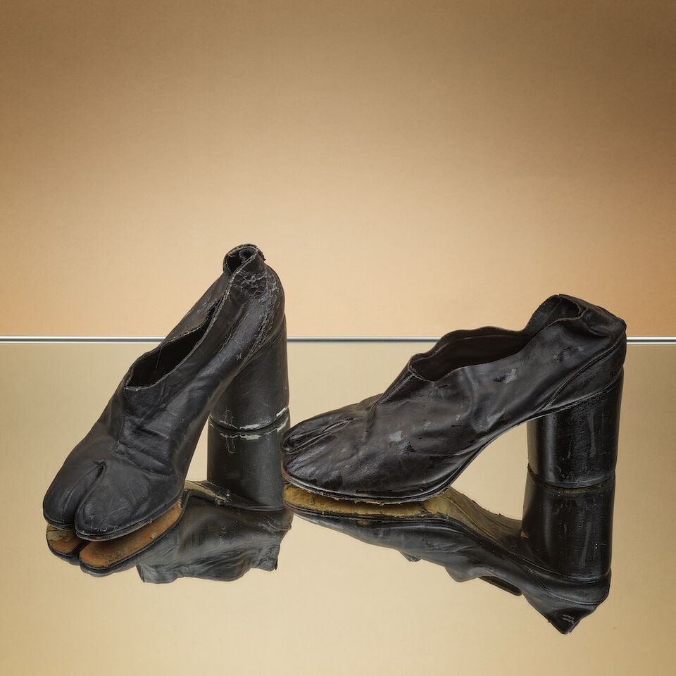 Martin Margiela, Prototype du défilé, 2004. Paire de tabbies en cuir peint noir, haut ...: Martin Margiela, Prototype du défilé, 2004. Paire de tabbies en cuir peint noir, haut talon cylindrique. Martin Margiela, Runway Prototype, 2004. A pair of black-painted leather loafers with