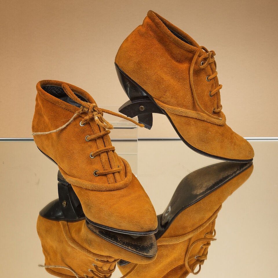 Anne-Marie Beretta par Ugo Rossetti, circa 1985. Paire de botillons en veau velours rouille, tal...: Anne-Marie Beretta par Ugo Rossetti, circa 1985. Paire de botillons en veau velours rouille, talons ciseaux en résine noire. Anne-Marie Beretta by Ugo Rossetti, circa 1985. Pair of ankle boots in