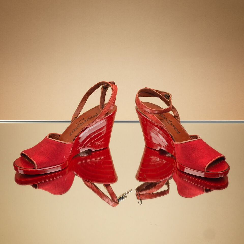 Yves Saint Laurent, collection Printemps-Eté 1977. Paire de 'Raymonde' ouvertes à brid...: Yves Saint Laurent, collection Printemps-Eté 1977. Paire de 'Raymonde' ouvertes à brides en toile de lin et cuir rouge, semelle en résine. Yves Saint Laurent, Spring-Summer 1977 collect