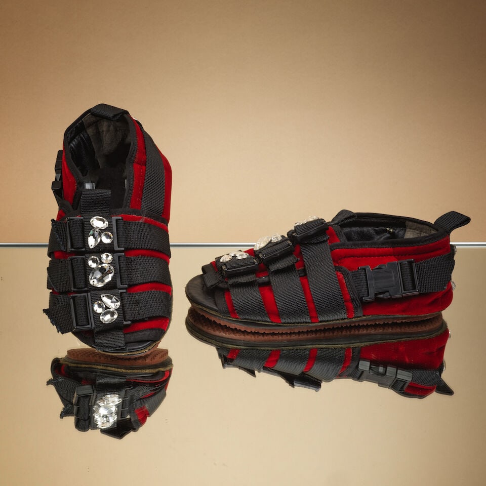 Tao Comme des Garçons, circa 2000. Paire de nu pieds scratch du soir, sangles noires, velou...: Tao Comme des Garçons, circa 2000. Paire de nu pieds scratch du soir, sangles noires, velours rubis et strass. Tao Comme des Garçons, circa 2000. Pair of evening sandals with Velcro