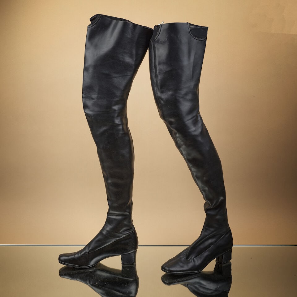 Adige (attribué à), circa 1966/1968. Paire de cuissardes en vinyle noir.Adige (attribu...: Adige (attribué à), circa 1966/1968. Paire de cuissardes en vinyle noir. Adige (attributed to), circa 1966-1968. A pair of black vinyl thigh-high boots. Non signée No