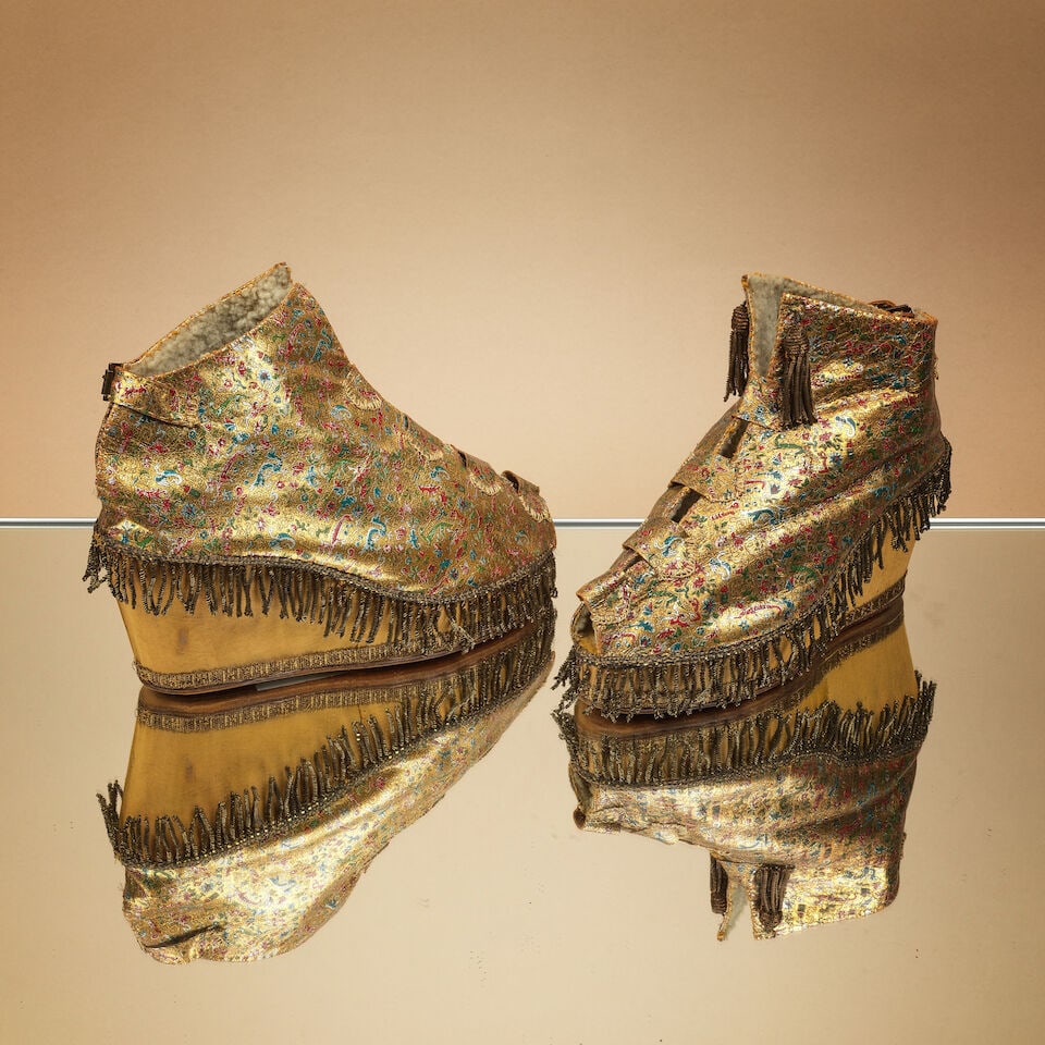 Anonyme, circa 1940. Paire de bottillons compensés du soir en cuir or à impression dan...: Anonyme, circa 1940. Paire de bottillons compensés du soir en cuir or à impression dans le goût de l'Orient et franges. Anonymous, circa 1940. Pair of gold leather evening ankle boots w