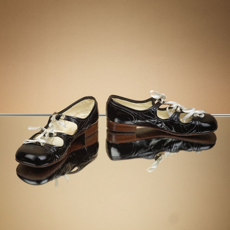 Courrèges, circa 1967/1968. Paire de babies ouvertes en vernis noir.Courrèges, circa 1... (1 of 2)