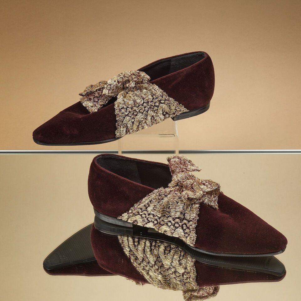 Romeo Gigli, circa 1990. Paire de ballerines en velours aubergine et dentelle lurex or et bordea...: Romeo Gigli, circa 1990. Paire de ballerines en velours aubergine et dentelle lurex or et bordeaux. Romeo Gigli, circa 1990. A pair of ballet flats in burgundy velvet with gold and burgundy lurex