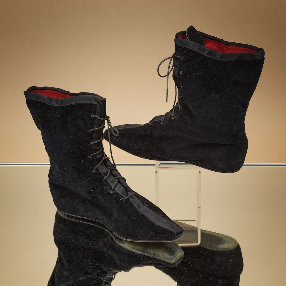 Anonyme, circa 1930/1940. Paire de sur bottines en velours noir.Anonymous, circa 1930-1940. A ... (1 of 1)