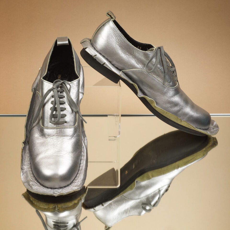 Comme des Garçons, circa 1990. Paire de Derby Homme en cuir métallisé argent. Com...: Comme des Garçons, circa 1990. Paire de Derby Homme en cuir métallisé argent. Comme des Garçons, circa 1990. Pair of men's Derby shoes in silver metallic leather. Griffe au tampon