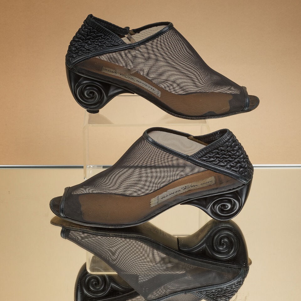 Anne-Marie Beretta par Ugo Rossetti, circa 1985. Paire de ballerines à talons volutes en r&...: Anne-Marie Beretta par Ugo Rossetti, circa 1985. Paire de ballerines à talons volutes en résine noire, résille et cuir noir. Anne-Marie Beretta by Ugo Rossetti, circa 1985. Pair of ball