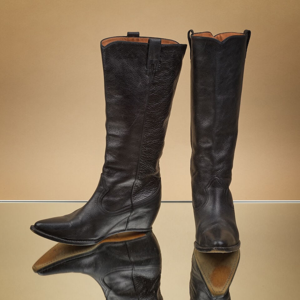 Martin margiela, Ligne 22, circa 2000. Paire de santiags en cuir noir, talon dissimulé.Mart...: Martin margiela, Ligne 22, circa 2000. Paire de santiags en cuir noir, talon dissimulé. Martin Margiela, Line 22, circa 2000. A pair of black leather cowboy boots, flat. Griffe sur le semelle Lab