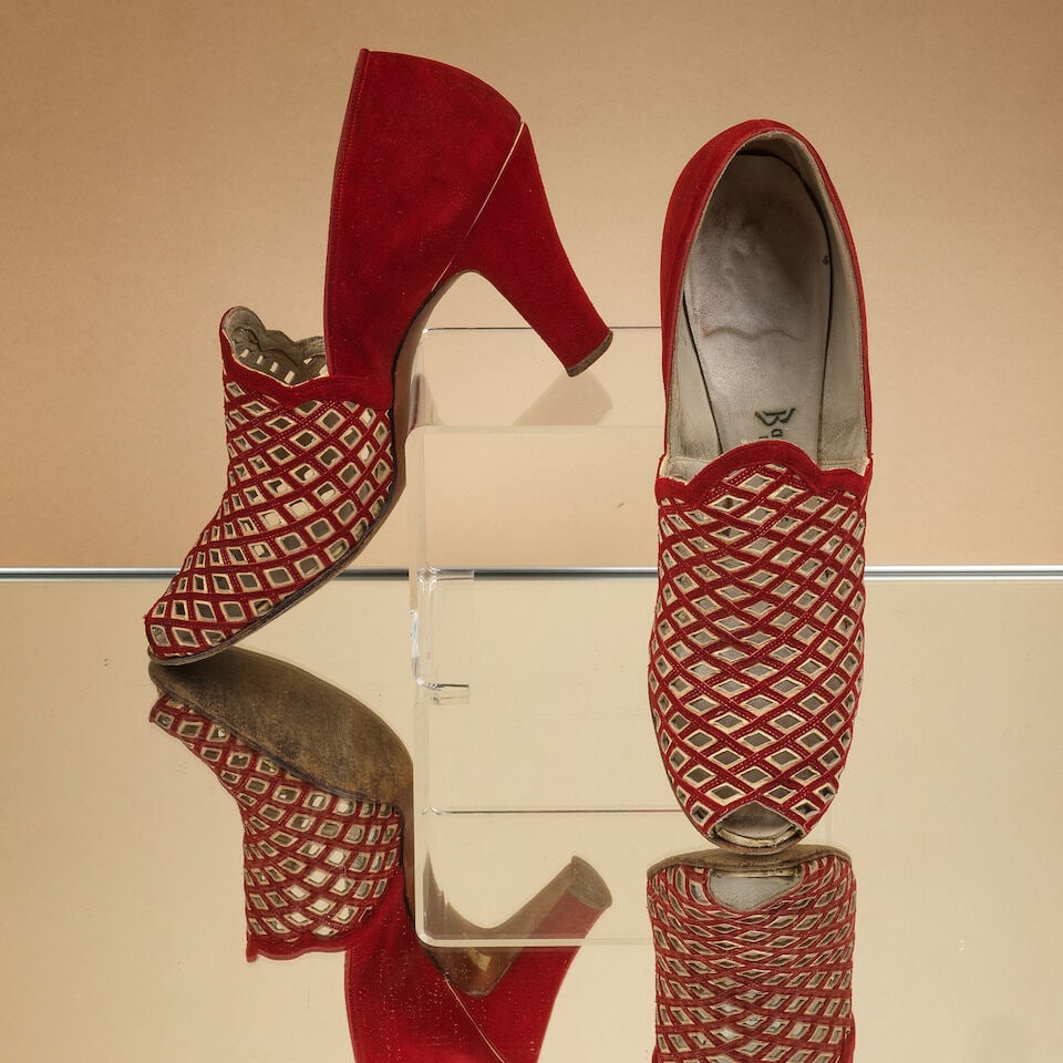 Barbara Lee, circa 1930/1940. Paire d'escarpins ouverts en daim bordeaux ajouré de treillag... (1 of 1)